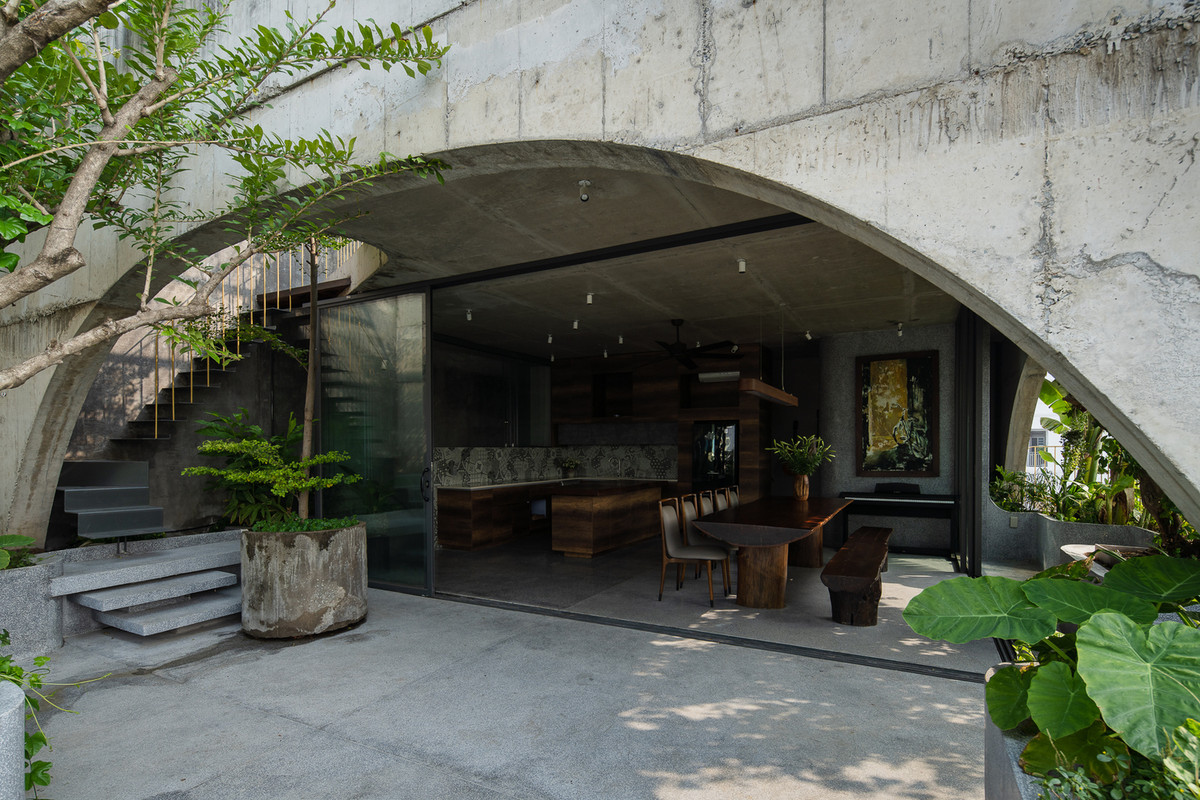 Công năng ngôi nhà gồm 6 tầng. Tầng 1 là nhà để xe, cho thuê cửa hàng.