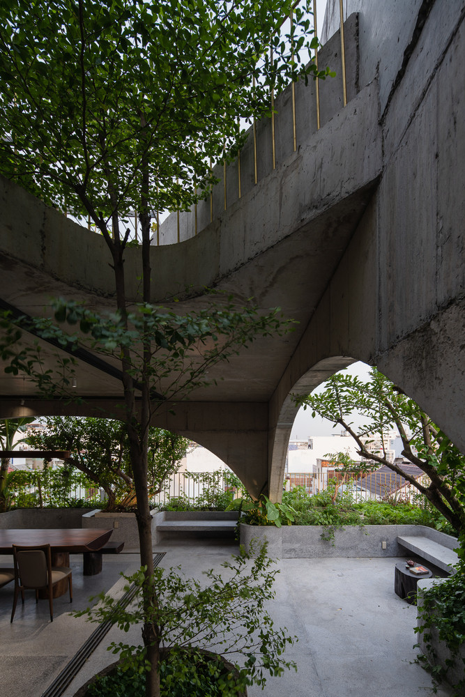 Căn nhà thể hiện rõ cá tính của gia chủ: thực tế, không gian tràn ngập cây xanh và vật liệu thô mộc.