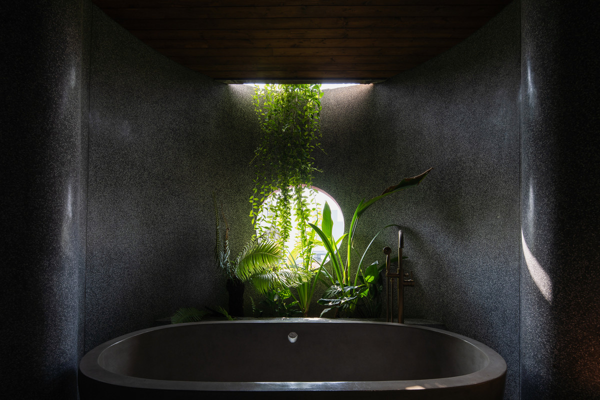 Gia chủ sống tại sài Gòn, công việc khá bận nên mong muốn ngôi nhà trở thành nơi có không gian tận hưởng phong cách nghỉ dưỡng đích thực và trở thành điểm nhấn ấm áp giữa phố chợ đông đúc.