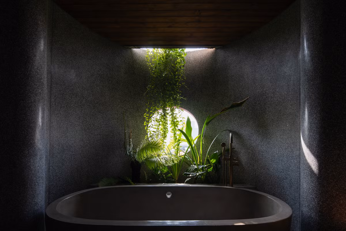 Gia chủ sống tại sài Gòn, công việc khá bận nên mong muốn ngôi nhà trở thành nơi có không gian tận hưởng phong cách nghỉ dưỡng đích thực và trở thành điểm nhấn ấm áp giữa phố chợ đông đúc.