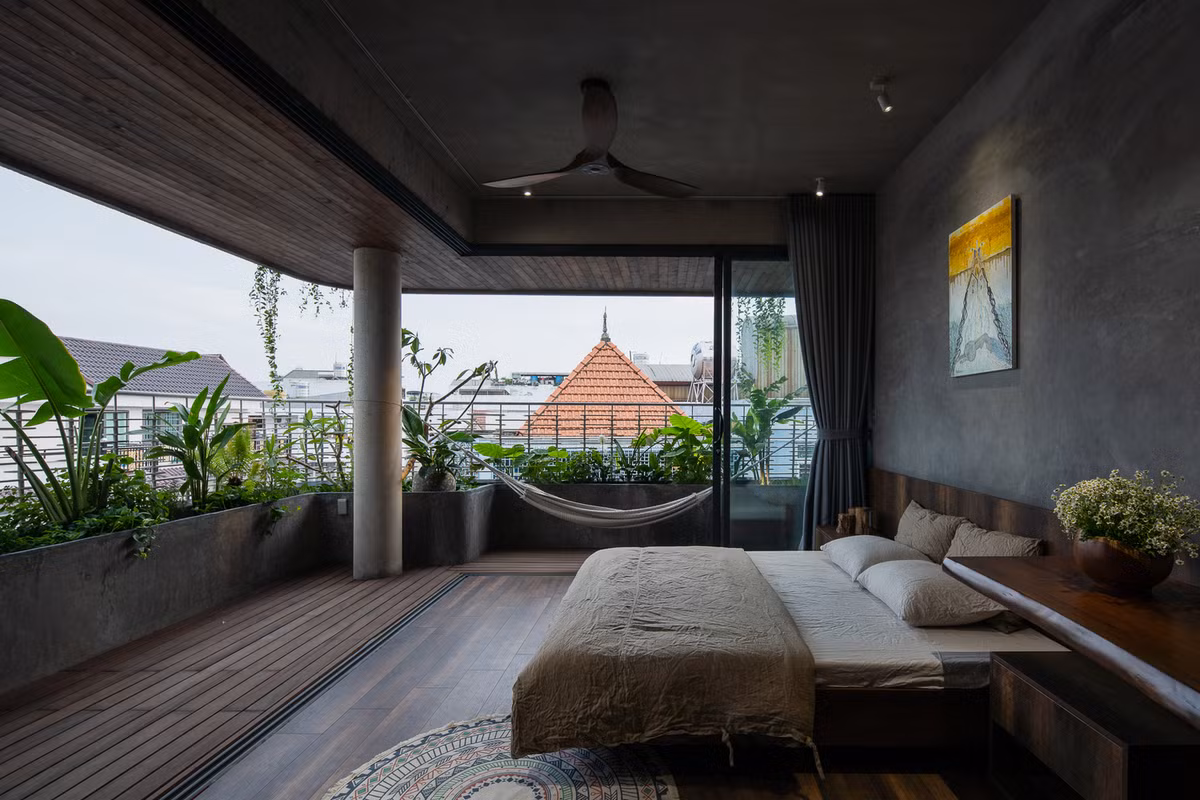 Tất cả các phòng ngủ, bếp, phòng làm việc, phòng vệ sinh đều được chiếu đèn vàng và có view xanh.