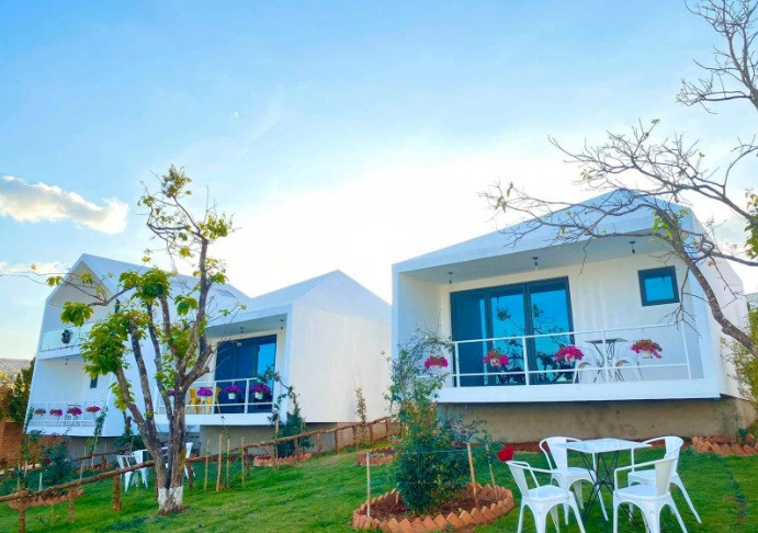 Khu resort của Lý Nhã Kỳ được ví như ngôi làng cổ tích mộng mơ, gồm 16 căn villa loại 1 tầng và 2 tầng view hướng rừng hoặc hướng vườn.