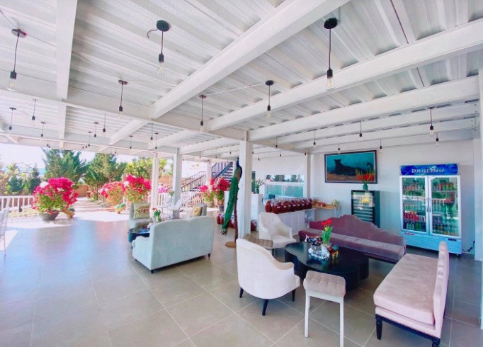 Ngoài thiết kế đẹp mắt và không gian cực kỳ lãng mạn, khu resort còn được Lý Nhã Kỳ đầu tư nhiều dịch vụ tiện ích bao gồm cả nhà hàng ngoài trời và bên trong.