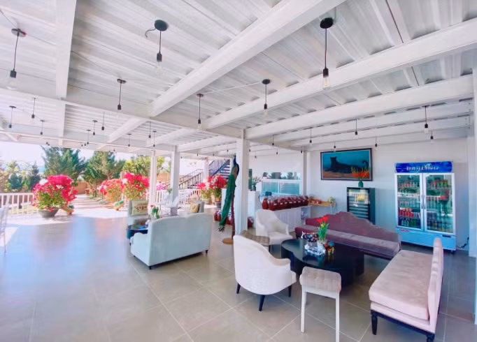 Ngoài thiết kế đẹp mắt và không gian cực kỳ lãng mạn, khu resort còn được Lý Nhã Kỳ đầu tư nhiều dịch vụ tiện ích bao gồm cả nhà hàng ngoài trời và bên trong.