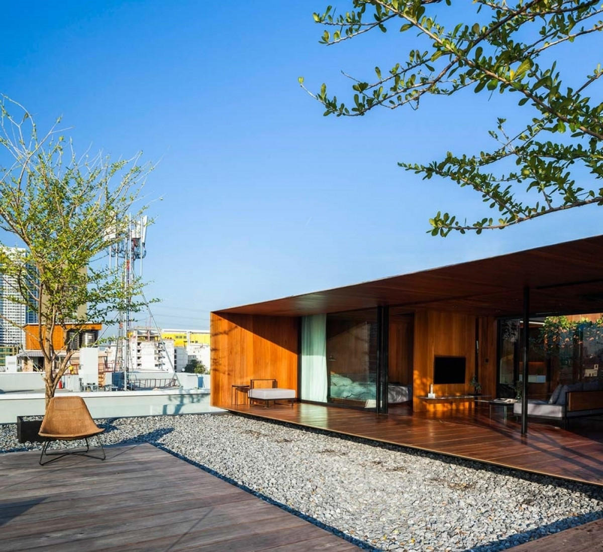 Với thiết kế theo phong cách hình hộp, ngôi nhà mang đến không gian lạ mắt. Vật liệu chính là gỗ và cây xanh góp phần nên một căn nhà ấm áp và trong lành.