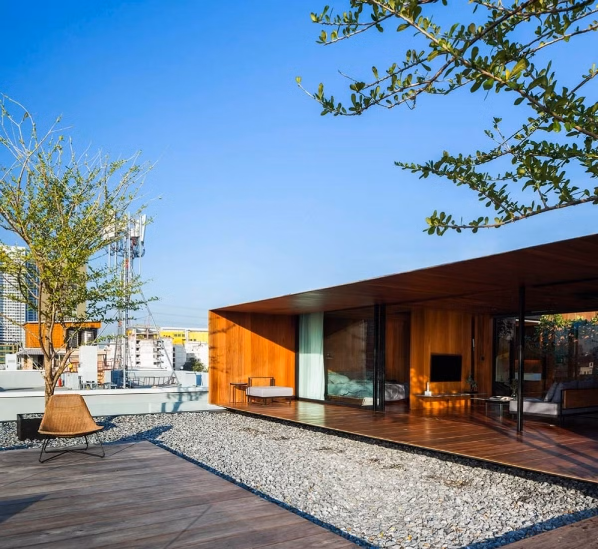 Với thiết kế theo phong cách hình hộp, ngôi nhà mang đến không gian lạ mắt. Vật liệu chính là gỗ và cây xanh góp phần nên một căn nhà ấm áp và trong lành.