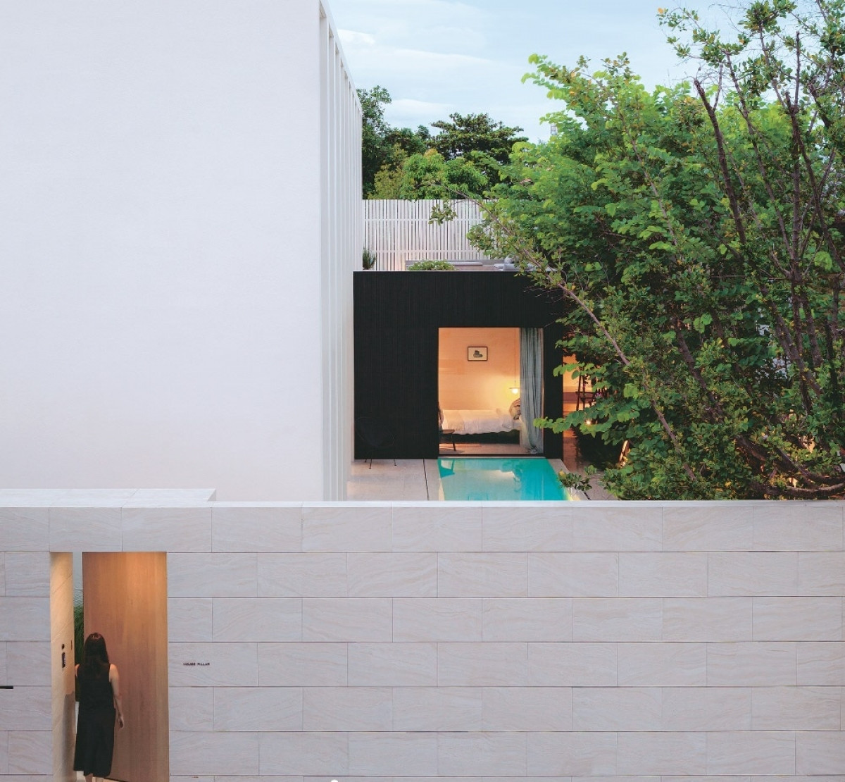 Thiết kế đơn giản với tông màu trắng hoàn toàn nhưng ngôi nhà lại được chú trọng vào cách trang trí nội thất khéo léo.