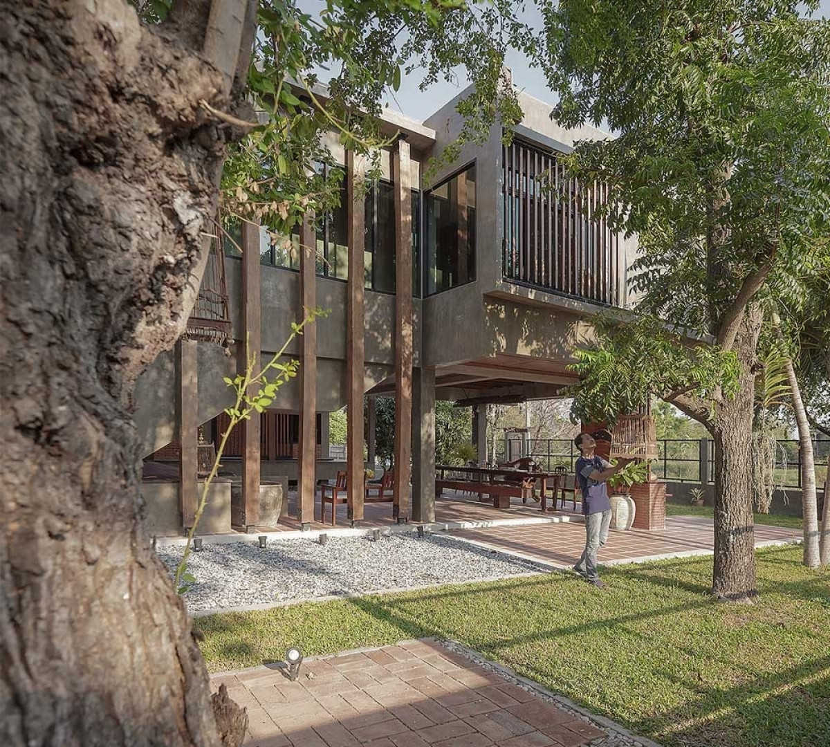 Nhà nửa gỗ nửa bê tông này là tác phẩm kiến trúc tuyệt vời được cải tạo từ ngôi nhà gỗ cổ. Công trình sở hữu không gian hiện đại nhưng vẫn phảng phất nét cổ xưa truyền thống.