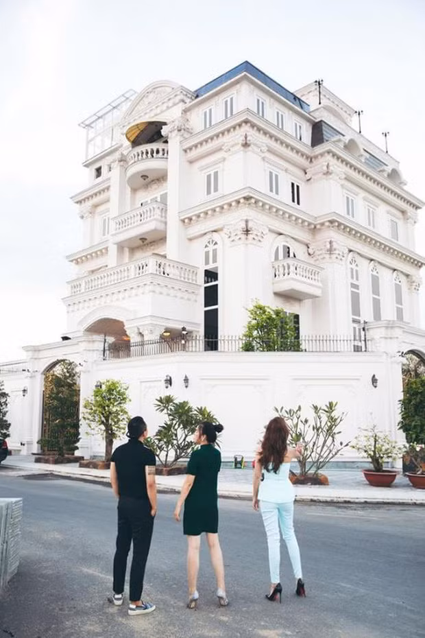 Nhắc đến biệt thự dát vàng của mỹ nhân Việt không thể bỏ qua căn biệt thự tại khu dân cư Thảo Điển (quận 2, TP HCM) của Lý Nhã Kỳ. Nhìn từ bên ngoài, căn biệt thự này trông không khác gì toà lâu đài của hoàng gia thời xưa. Ảnh: Facebook