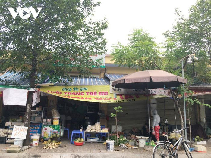 Cùng với đó, ngày 24/7, trước tình hình dịch bệnh diễn biến phức tạp, Hà Nội đã áp dụng Chỉ thị 16 giãn cách xã hội, nâng mức cảnh báo dịch bệnh lên nguy cơ cao, nhưng ở một số nơi chính quyền địa phương chưa quyết liệt trong việc dẹp loại hình chợ tạm bợ tiềm ẩn nguy cơ lây lan dịch Covid-19 này.