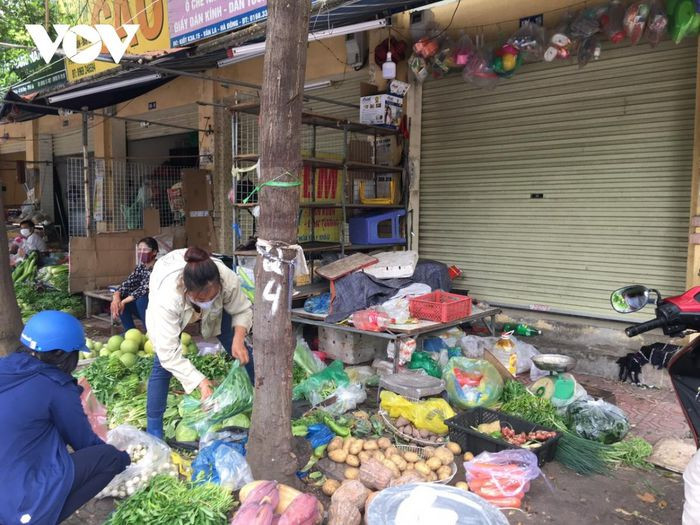 Theo quan sát của PV trong 2 ngày 26 và 27/7, xung quanh chợ dân sinh Văn La, Hà Đông, rất đông tiểu thương không có nơi buôn bán cố định vẫn tập kết hàng hóa trên vỉa hè để kinh doanh.