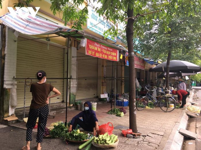 Điều đặc biệt, hoạt động mua bán của người dân vừa vi phạm quy định về an toàn giao thông, lòng đường, vỉa hè, vừa đi ngược lại chỉ đạo của Thành phố trong bối cảnh dịch Covid-19 diễn biến phức tạp.