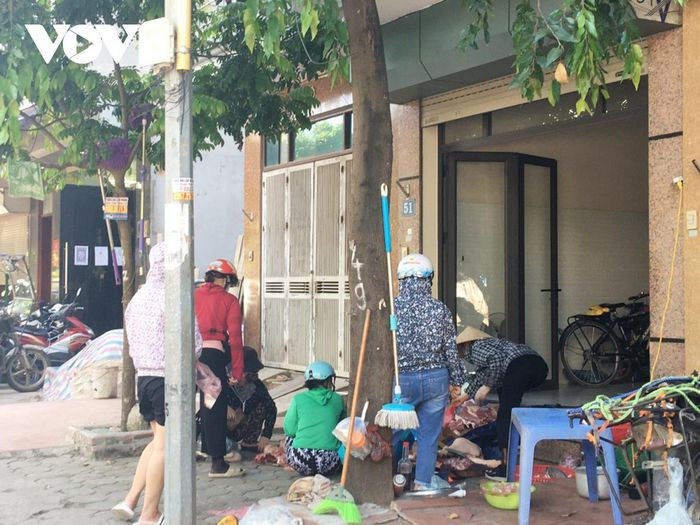 Một số tiểu thương buôn bán thịt lợn ngay trên vỉa hè, lượng người tới mua đông, khó đảm bảo được giãn cách tối thiểu 2m theo Chỉ thị 16 đưa ra.