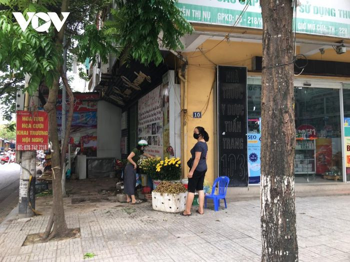 Bên cạnh đó, cũng có một số hộ kinh doanh hoa vẫn vẫn “cố gắng” bán trong trạng thái thấp thỏm, vừa bán, vừa đề phòng lực lượng chức năng đi tuần tra.