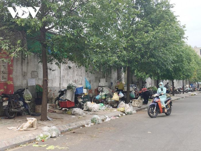 Điều này đã khiến dọc tuyến phố Văn La trở nên lộn xộn, nhếch nhác khi xe cộ ngổn ngang và rác thải tập kết trên vỉa hè.