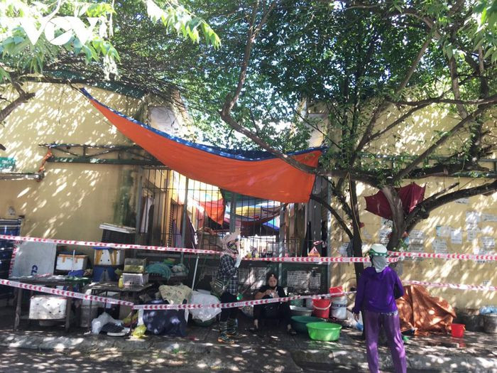 Có một số vị trí, lực lượng chức năng đã chăng dây xung quanh, nhưng vẫn có tiểu thương tìm cách cố bán cho bằng được.