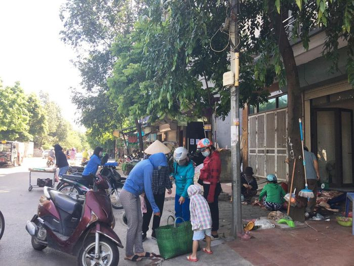 Người dân tụ tập mua thực phẩm đông, khó đảm bảo việc giãn cách.