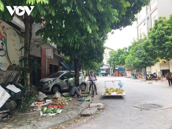 Với những hộ kinh doanh không có nơi cố định, khi có lực lượng chức năng tuyên truyền, nhắc nhở thì các tiểu thương này sẽ tạm thời tuân thủ, nhưng chỉ cần lực lượng chức năng rời đi thì họ lại bày hàng để buôn bán.