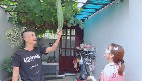 Trong những ngày nghỉ dịch, nam diễn viên dành nhiều thời gian cho gia đình và chăm sóc vườn cây. Ảnh chụp màn hình Youtube