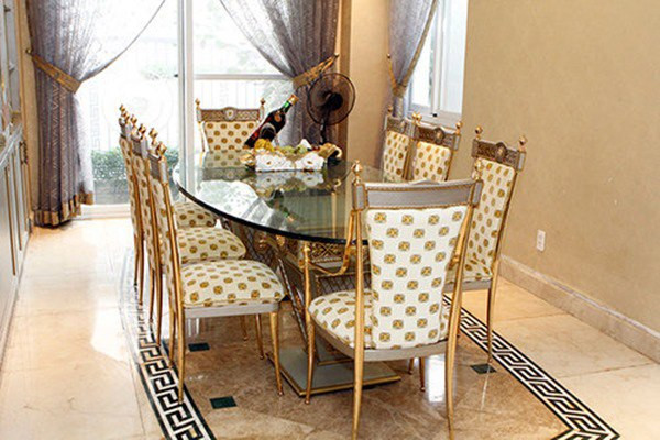 Bộ bàn ăn mang phong cách cổ điển. Ảnh: Lao động