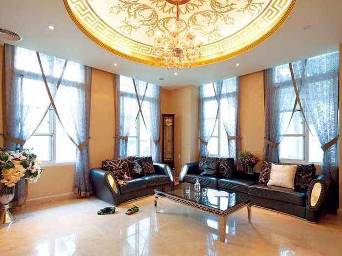 Nội thất đắt tiền mang đến vẻ sang trọng cho phòng khách. Ảnh: Zing.