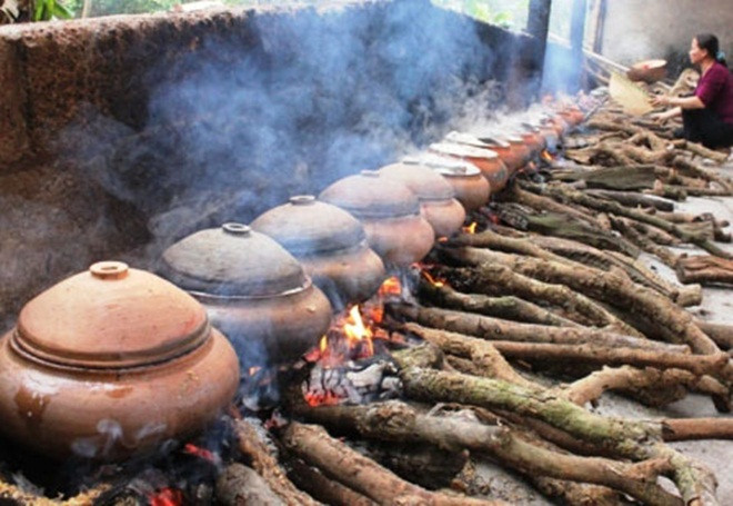 Củi dùng để kho cá cũng phải là loại củi nhãn ở các vùng Hưng Yên, Hải Dương. Ảnh: Internet
