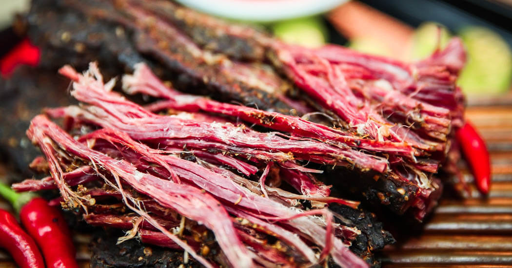 Tuy nhiên, giá loại thịt gác bếp này không hề rẻ, trên dưới 1 triệu đồng/kg. Vào ngày Tết, nhiều gia đình sẵn sàng chi tiền triệu mua về để làm đồ nhắm uống bia, rượu. Ảnh: Internet