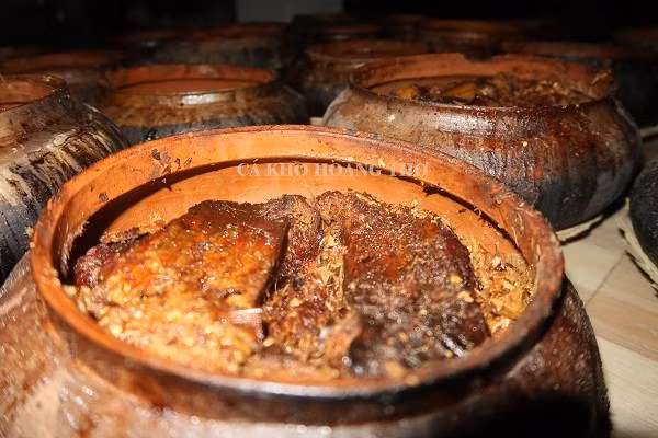 Bởi thế, một niêu cá nhỏ có giá thấp nhất là 500.000 đồng. Những nồi to hơn có giá lên đến 1,5 - 2 triệu đồng. Ảnh: Internet