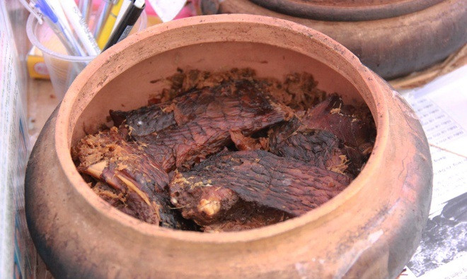 Đặc biệt, cá trắm được kho ở làng Nhân Hậu, Hà Nam - mảnh đất được cho là nguyên mẫu của làng Vũ Đại trong truyện ngắn Chí Phèo, trở thành món ăn đắt đỏ được săn lùng trong dịp Tết. Ảnh: Zing.