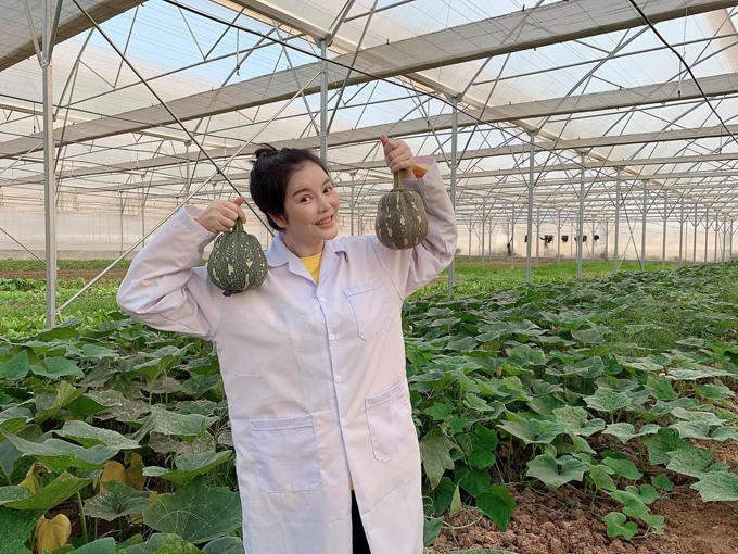 Người đẹp cho biết, công việc làm vườn khá vất nhưng giúp cô cân bằng tinh thần, gần gũi thiên nhiên.