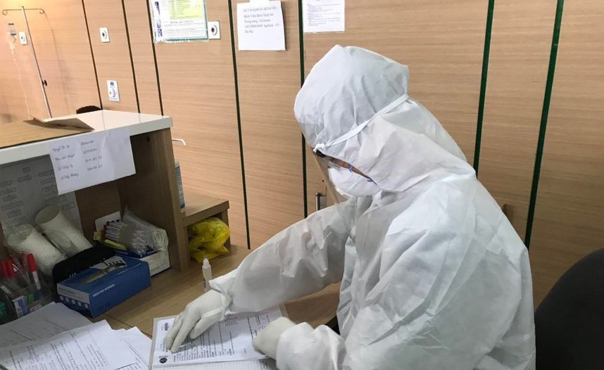 Khan tim nguoi di xe khach Ha Noi - Lac Son, Hoa Binh co ca mac COVID-19