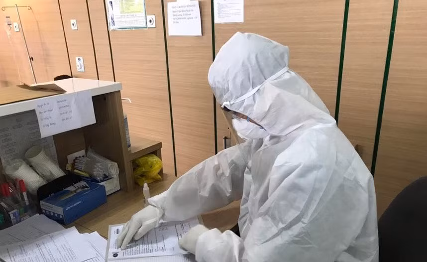 Khan tim nguoi di xe khach Ha Noi - Lac Son, Hoa Binh co ca mac COVID-19