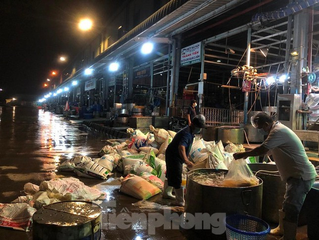 Hinh anh cho dau moi lon nhat TPHCM trong ngay dau mo cua tro lai-Hinh-4