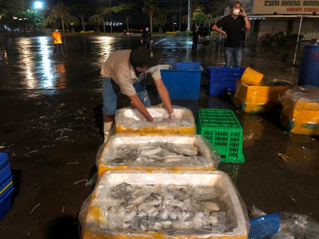 Hinh anh cho dau moi lon nhat TPHCM trong ngay dau mo cua tro lai-Hinh-6