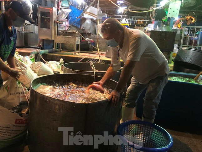 Hinh anh cho dau moi lon nhat TPHCM trong ngay dau mo cua tro lai-Hinh-5