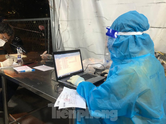 Hinh anh cho dau moi lon nhat TPHCM trong ngay dau mo cua tro lai-Hinh-11