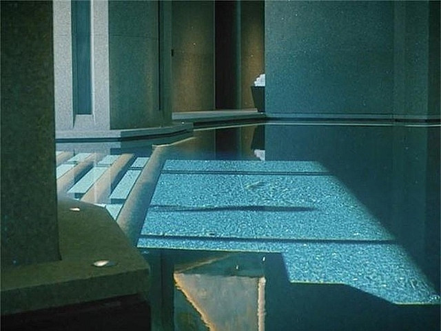 Trong nhà có spa với đủ phòng xông ướt, buồng xông đá muối và bể bơi dưới lòng đất.