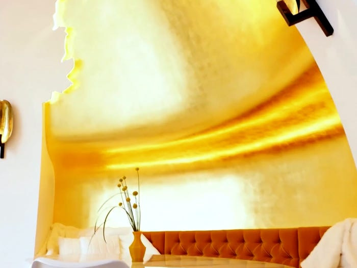 Bên trong nhà có một phần tường tường dát vàng 24 karat ngay cạnh bàn ăn.