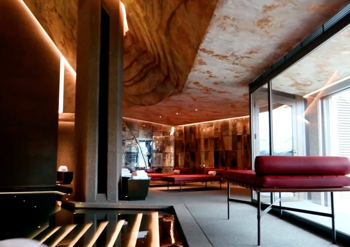 Năm ngoái, căn biệt thự được niêm yết trên thị trường với giá 185 triệu USD (4.287 tỷ đồng). Nhà môi giới bất động sản Senada Adzem nói với CNBC rằng ngôi nhà được "thiết kế để khiến một tỷ phú không thể rời mắt".