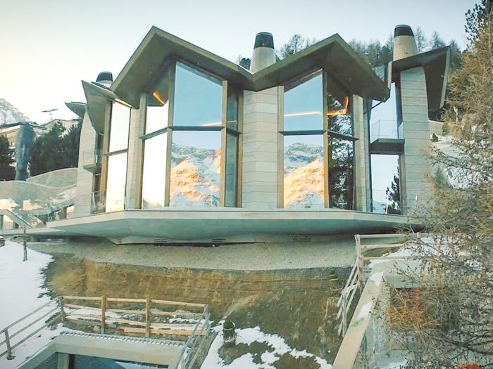 Trong khu trượt tuyết St. Moritz ở Thụy Sĩ có một biệt thự 7 tầng xa hoa, được đặt tên là The Lonsdaleite, hay The Ice Palace.