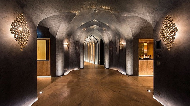 Hành lang dẫn vào khu vực rạp chiếu phim, giải trí tại gia của ngôi nhà cùng lối vào thang máy để đưa khách lên chỗ trượt tuyết.