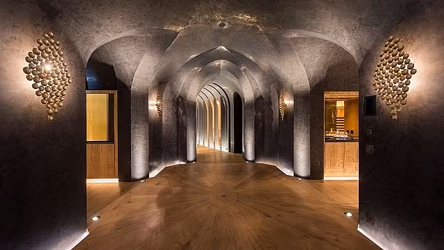 Hành lang dẫn vào khu vực rạp chiếu phim, giải trí tại gia của ngôi nhà cùng lối vào thang máy để đưa khách lên chỗ trượt tuyết.