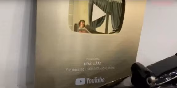 Đây cũng là nơi nam ca sĩ trưng bày những món đồ như đàn guitar, nút vàng YouTube.