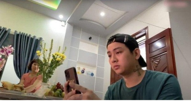 Một góc khác trong phòng khách nhà Hoài Lâm. Ảnh: cắt clip