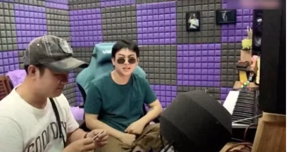 Phòng làm việc của Hoài Lâm được đầu tư khá công phu, đầy đủ đồ nghề.