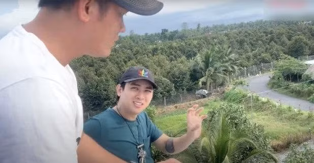 Từ sân thượng nhà Hoài Lâm có thể bao quát ra khoảng không gian bao la.