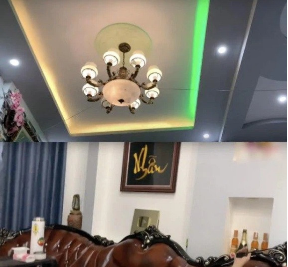 Bên trong ngôi nhà của Hoài Lâm thiết kế đơn giản. Phòng khách được bài trí đèn chùm, tranh phong thủy và bộ sofa theo phong cách cổ điển.