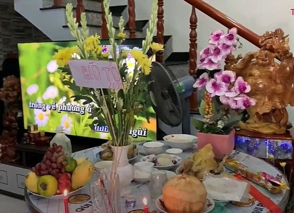 Mâm cúng Tổ được Hoài Lâm và mẹ chuẩn bị tươm tất trong nhà.