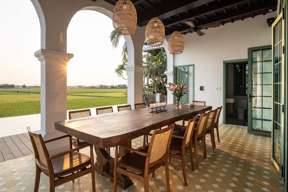 Bàn ăn có đủ chỗ cho 12 khách.