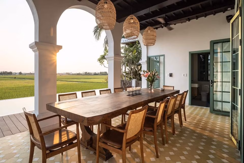 Bàn ăn có đủ chỗ cho 12 khách.